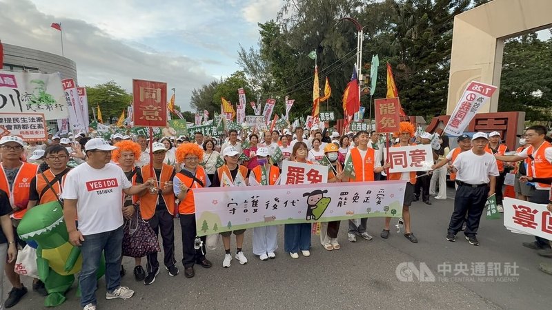 雲林縣立委丁學忠罷免案26日將投票,罷團25日晚間在雲林北港運動公園發起徒步掃街行動,多名民進黨立委也現身相挺,呼籲民眾一起「同意罷免」、汰除不適任立委。 中央社記者姜宜菁攝 114年7月25日