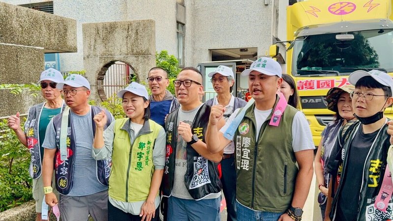 全台首波大罷免投票前夕,民進黨新北市黨部、民代和罷團成員25日一起車掃,呼籲民眾26日踴躍投下同意罷免票。(民進黨新北市黨部提供)中央社記者王鴻國傳真 114年7月25日