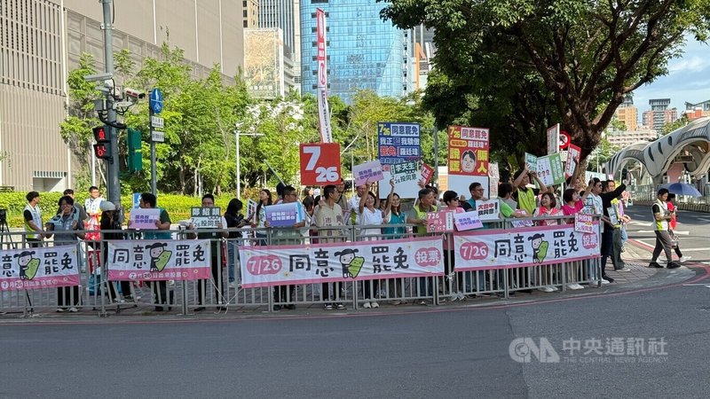 罷免投票倒數,民進黨台中市議會黨團25日號召黨團成員走上街頭,與罷團共同宣傳「大台中,我同意」。中央社記者郝雪卿攝 114年7月25日