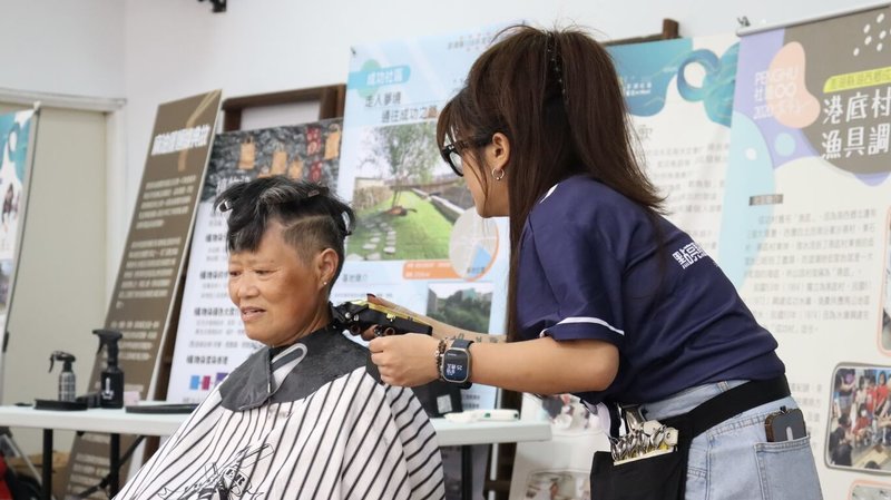 台北醫學大學楓杏社會醫療暨醫學知識推廣服務隊,25日起在澎湖全縣1市5鄉35個村里展開長達近半個月的巡迴醫療暨家庭訪視等服務,快樂義剪隊也同步為長者剪髮梳理門面。(台北醫學大學提供)中央社 114年7月25日