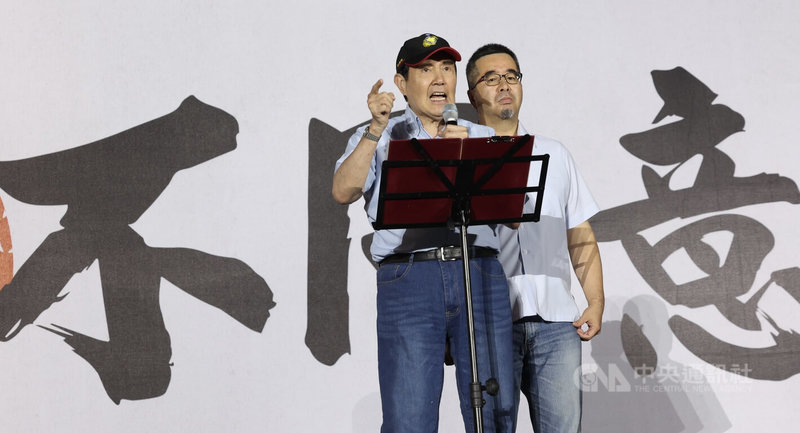 前總統馬英九(左)登台助講,呼籲民眾投下不同意罷免票。中央社記者張新偉攝 114年7月25日