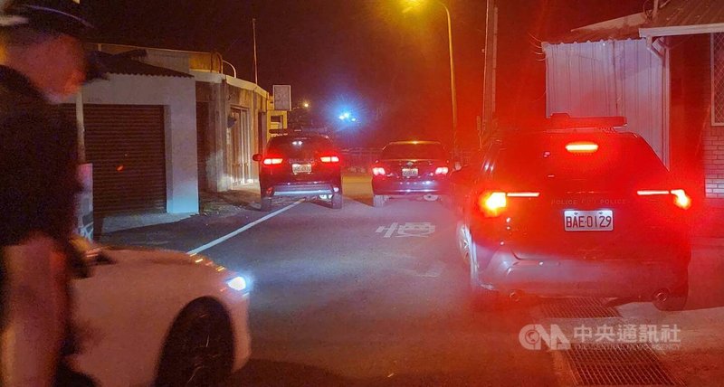澎湖馬公地區24日晚間接連發生治安事件，其中一起在西衛大廟前，疑似有民眾持刀喧鬧，警方出動快打部隊前往處理，西衛村道上警示燈閃爍。中央社  114年7月25日