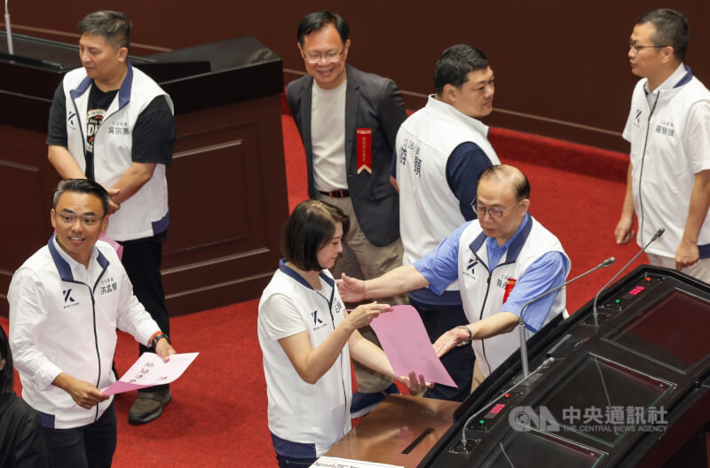 立法院會25日進行司法院大法官人事同意權案投票表決,國民黨立委在開完黨團大會後率先進議場投票,在投進票匭前技術性亮票。中央社記者裴禛攝 114年7月25日