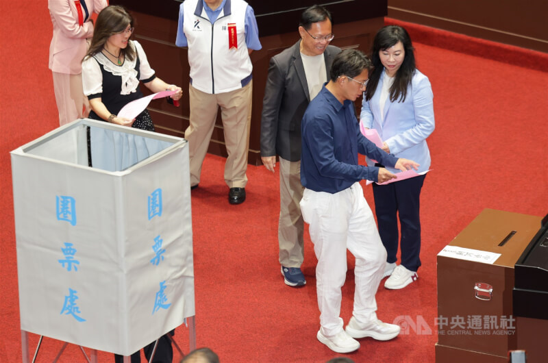 立法院會25日進行司法院大法官人事同意權案記名投票表決，民眾黨團總召黃國昌（前右）等進場投票，黨團一致決定投下不同意票。中央社記者裴禛攝　114年7月25日