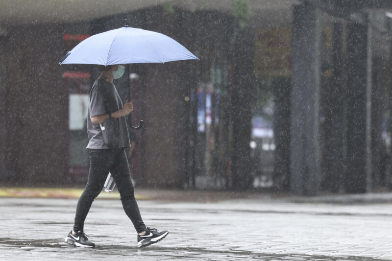 台北市信義區民眾撐傘擋雨。中央社記者翁睿坤攝  114年7月25日