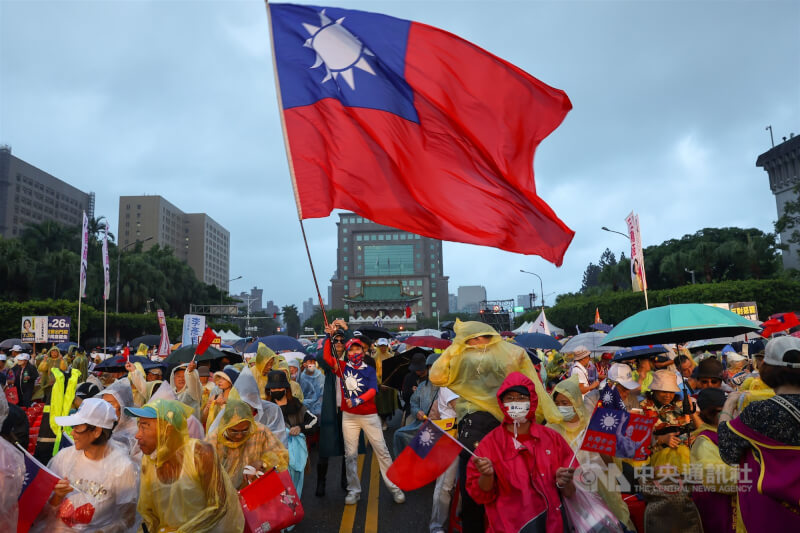 大罷免首波投票在即,國民黨25日選前之夜號召齊聚凱道造勢,儘管天氣不佳仍有大批支持者到場參與,有人手持大面中華民國國旗賣力揮舞。中央社記者王騰毅攝 114年7月25日