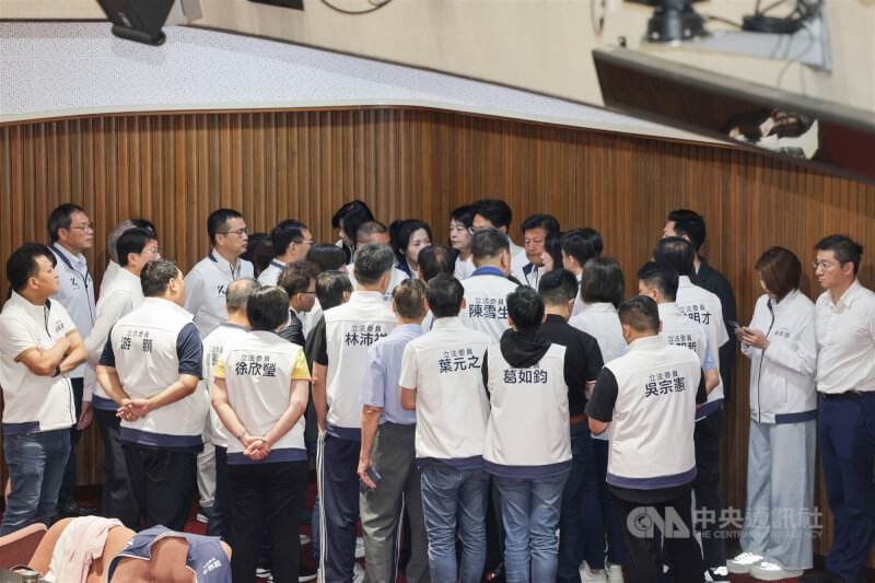 立法院會25日進行司法院大法官人事同意權案記名投票表決,上午9時10分開始投票,國民黨立委先到議場後方聚集討論。中央社記者裴禛攝 114年7月25日