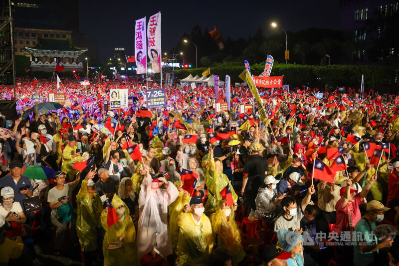 國民黨25日晚間在總統府前凱道舉行「不同意罷免」選前之夜造勢大會,雖然天氣不佳、雨勢間歇,現場支持者仍風雨無阻出席,以行動展現反惡罷的理念立場。中央社記者王騰毅攝 114年7月25日