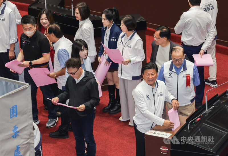 立法院會25日進行司法院大法官人事同意權案投票表決,國民黨黨團總召傅崐萁(前右)等國民黨立委率先進議場投票。中央社記者裴禛攝 114年7月25日