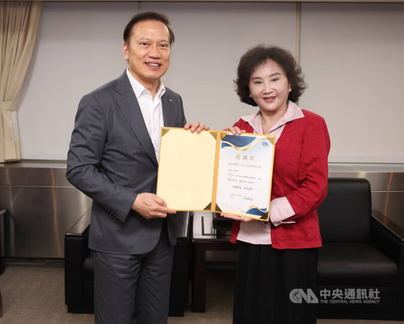 中央社社長胡婉玲(右)25日致贈感謝狀給台北市會計師公會理事長傅文芳(左),感謝其多年來持續參與「全球中央」雜誌公益贈閱,關懷弱勢、嘉惠學子。中央社記者謝佳璋攝 114年7月25日