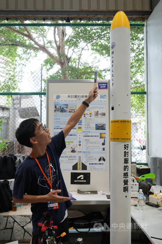 國家太空中心與屏東縣政府共同主辦首屆「台灣盃火箭競賽」25日在屏東開幕,陽明交大與聯合大學共同組成隊伍「好討厭的感覺啊!」,隊名靈感來自卡通神奇寶貝中的火箭隊。中央社記者黃郁菁攝 114年7月25日