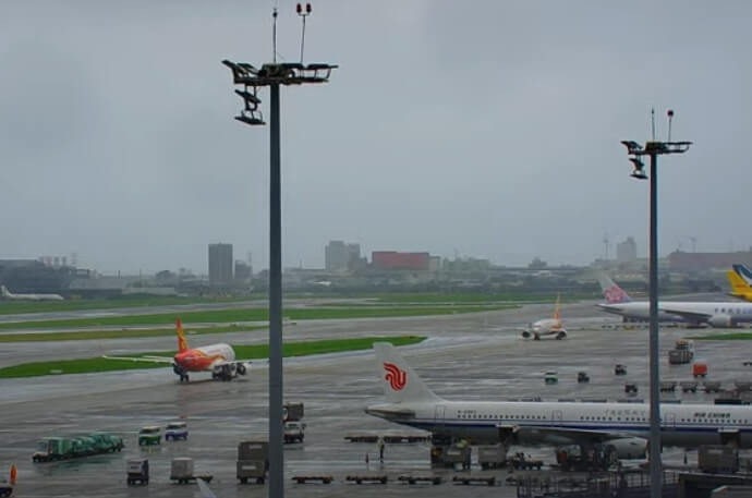 桃園機場25日上午一架香港航空航班降落後，與海南航空班機在滑行道出現「頭對頭」畫面。（圖取自桃園國際機場 YouTube頻道網頁youtube.com）