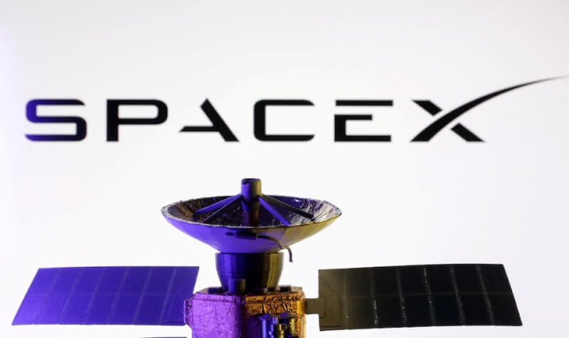 圖為SpaceX 標誌和微型衛星模型。(路透社)