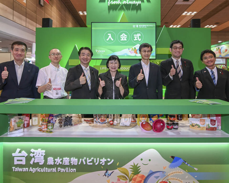 2025年關西國際食品展23日至25日舉辦,農業部集結14家優質農產業者,組成「台灣農水產物館」,展現台灣農業的創新實力與國際競爭力,(左至右)京都中央市場長藤本和信、京果株式会社常務取締役飯田顯成、京都市議員寺田一博、農業部司長蕭柊瓊、台北駐大阪經濟文化辦事處經濟組組長黃王維、神戶市議員山下展成,以及大阪市議員石川博紀等人出席開幕活動。(農業部提供)中央社記者戴雅真東京傳真 114年7月25日
