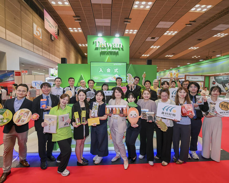 2025年關西國際食品展23日至25日舉辦,農業部司長蕭柊瓊(後排左5)、台北駐大阪經濟文化辦事處經濟組組長黃王維(後排左6)與日本議員、通路業者,以及台灣14家參展業者,共同為台灣農水產物館熱鬧開幕。(農業部提供)中央社記者戴雅真東京傳真 114年7月25日
