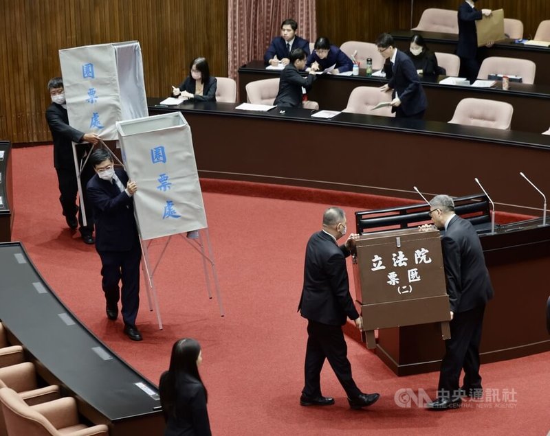 立法院會25日進行司法院大法官人事同意權案記名投票表決,議事人員在議場布置圈票處,於上午9時10分開始投票。中央社記者裴禛攝 114年7月25日