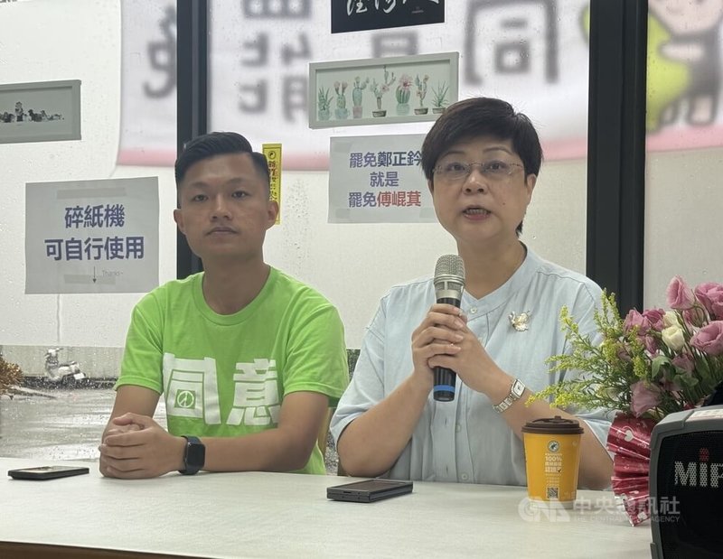 罷免投票在即,「新竹雙罷」發言人林志潔(右)與領銜人戴振博(左)25日舉行記者會,質疑中國國民黨籍立法委員鄭正鈐涉及的相關爭議。中央社記者魯鋼駿攝 114年7月25日