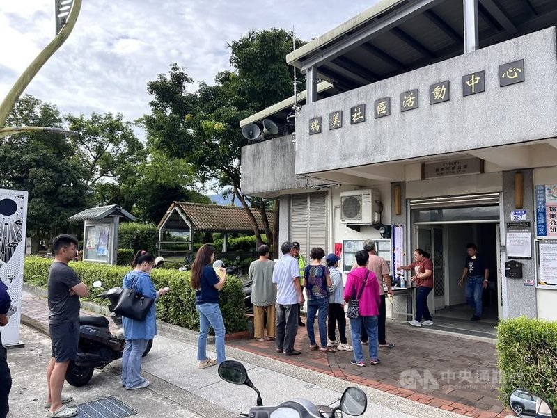 第11屆立法委員及新竹市第11屆市長罷免案26日投開票,上午7時許花蓮縣瑞穗鄉瑞美社區活動中心,就出現排隊等候進入投票的民眾。中央社記者李卉婷攝 114年7月26日