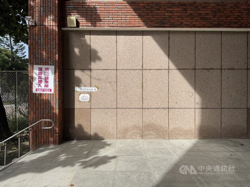 26日是立委罷免投票日,花蓮市區上午出太陽,花蓮縣內從北到南的各投票所準時在上午8時開放民眾入場。中央社記者張祈攝 114年7月26日