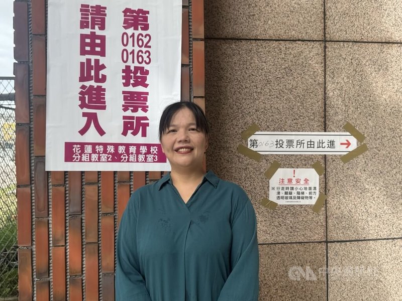 花蓮公民團體「微光花蓮」領銜人李美玲(圖)26日由家屬陪同到花蓮特殊教育學校投票,她說,投票完要回去要好好睡覺,再寫一篇心得感謝一路來幫忙的人。中央社記者張祈攝 114年7月26日