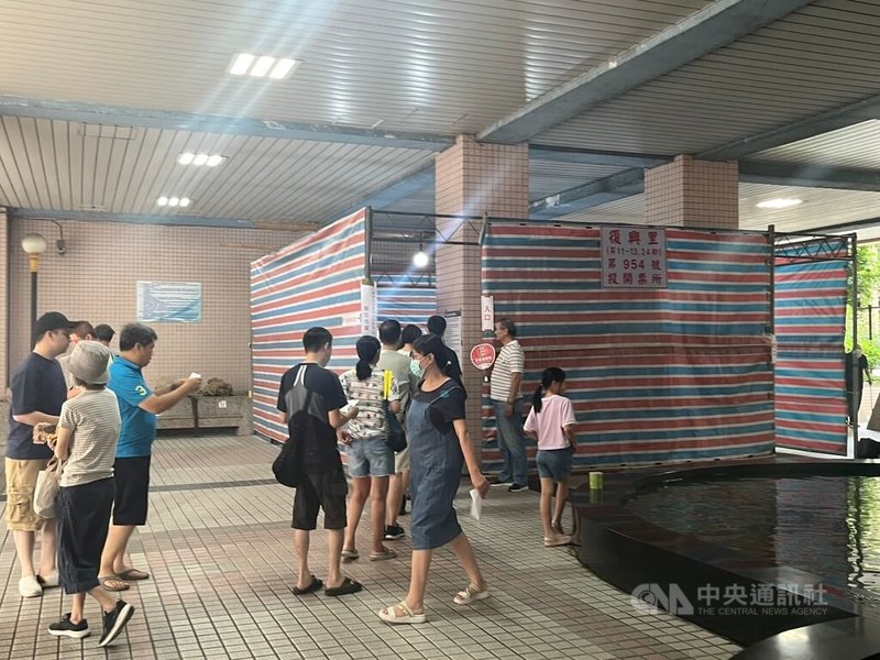 立委罷免案投票26日登場,新北市汐止區上午天氣轉晴,陸續有民眾前往投開票所投票。中央社記者趙敏雅攝 114年7月26日