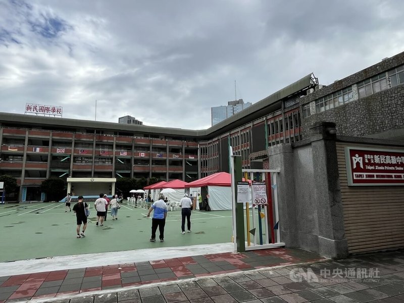 台北市新民高中為少數在操場搭棚的投票所,由於天氣轉好,26日投票所陸續出現投票人流。中央社記者楊淑閔攝 114年7月26日