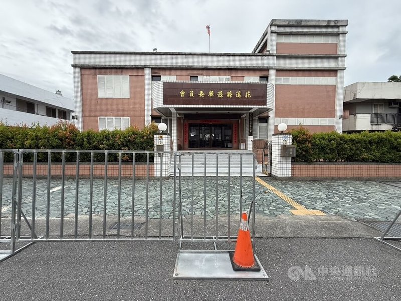 立委罷免案26日投票,花蓮豐山活動中心投票所選務人員以統計投票人數為由,將民眾印章蓋在另一張A4紙上,遭民眾質疑。花蓮縣選舉委員會(圖)表示,在白紙蓋章應是個人行為,已解除該名選務人員職務。中央社記者張祈攝 114年7月26日