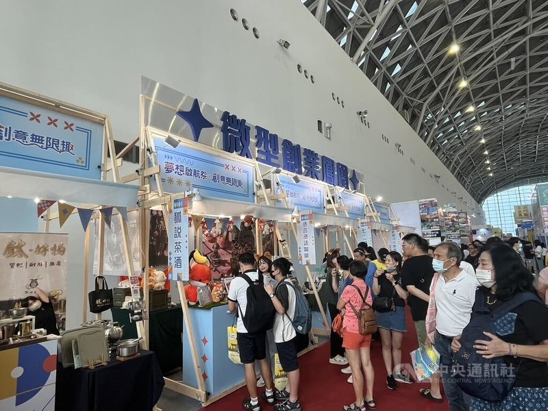 勞動部勞動力發展署高屏澎東分署114年度大型假日市集25日起至28日在高雄展覽館登場,現場展售文創商品、深度旅遊體驗券、農特產等,26日適逢週末假日,吸引人潮到場參觀。中央社記者林巧璉攝 114年7月26日