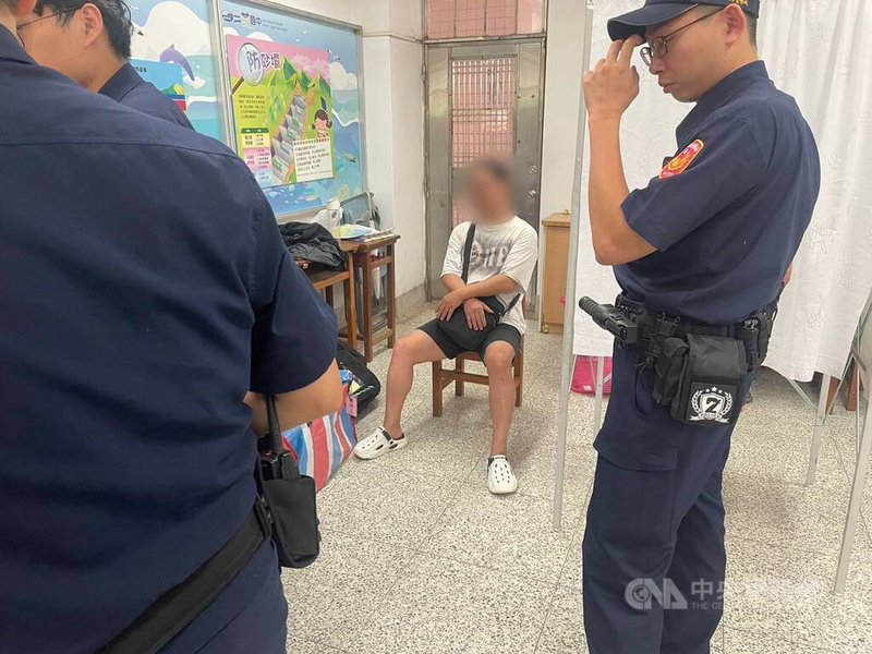 新北市三芝區59歲李姓男子（中）26日在三芝國中疑因誤蓋欄位而將罷免票撕毀，警方表示，經選監委員到場認定，確認李男已違反公職人員選舉罷免法規定，後續將依規定辦理。（翻攝畫面）中央社記者趙敏雅傳真　114年7月26日