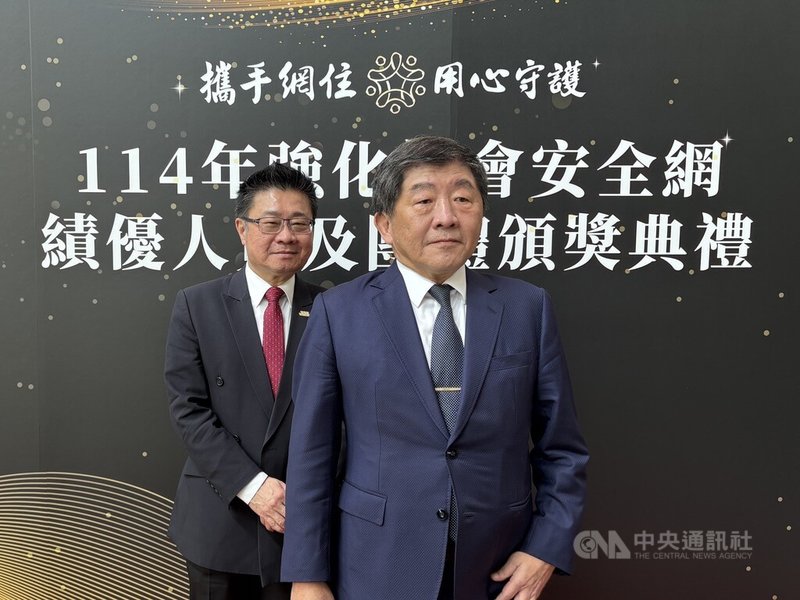 首波罷免投票26日登場,行政院政務委員陳時中(右)上午完成投票。他下午出席公開活動時表示,相互競爭才是民主常態,要做自己靈魂的主人。左為衛福部次長呂建德。中央社記者陳婕翎攝 114年7月26日
