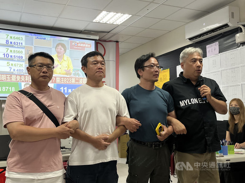 國民黨桃園市3名立委罷免案皆未通過，立委牛煦庭罷免案領銜人陳曉煒（前右）表示，雖然這次結果不如預期，但他們沒有傷心、灰心、悲傷的權力，未來也將繼續往前走。中央社記者葉臻攝 114年7月26日