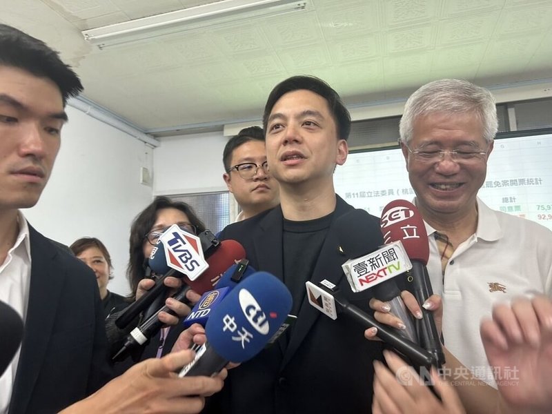 原先被認為選情較膠著的桃園市第一選區國民黨籍立委牛煦庭（右2）罷免案也確認被否決，地方人士認為，牛煦庭形象佳且重視地方服務，有穩定的支持群體。中央社記者葉臻攝　114年7月26日