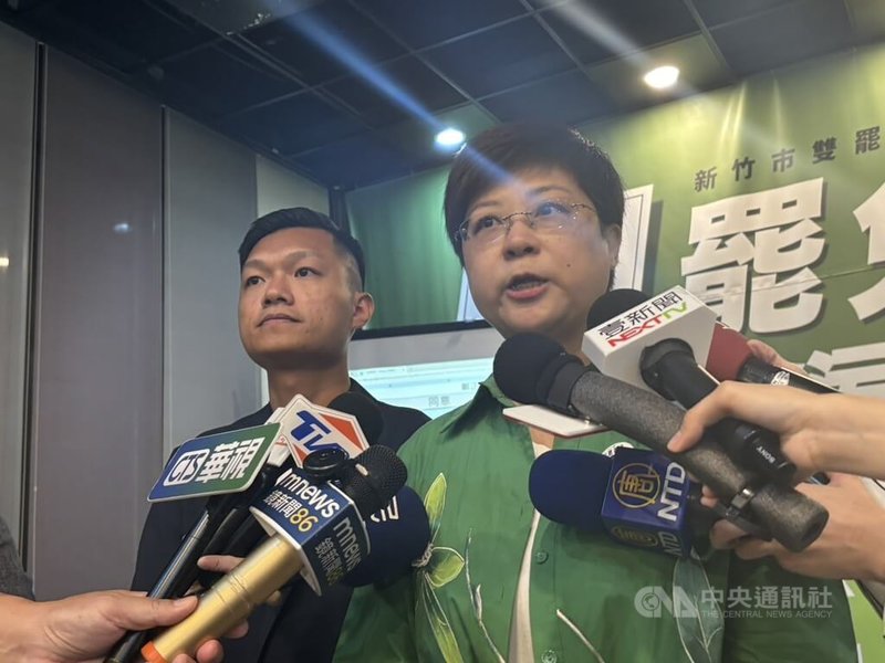 國民黨籍立委鄭正鈐罷免案雖未能通過,「新竹雙罷」發言人林志潔(右)26日受訪表示,這次行動是公民參政的意識覺醒,未來公民團體也會善盡監督責任,持續付出、守護台灣。中央社記者郭宣彣攝 114年7月26日