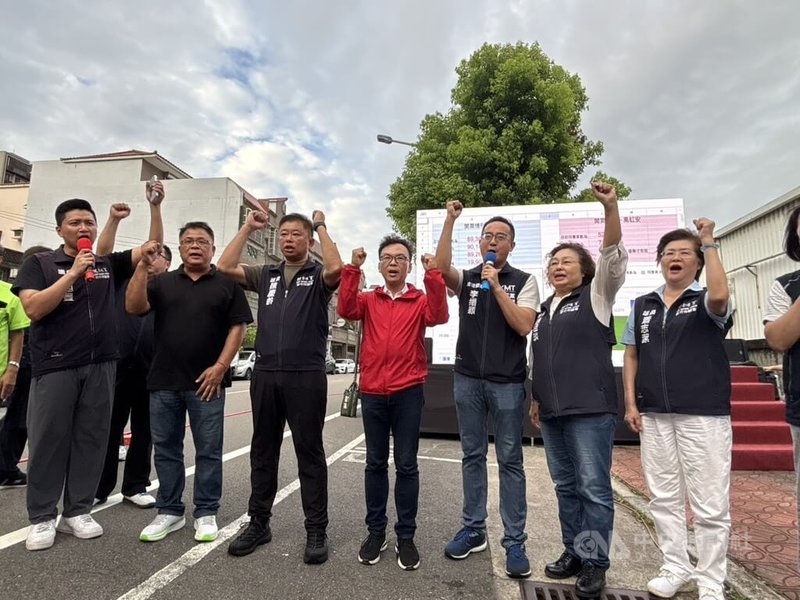 國民黨籍立委鄭正鈐（右4）挺過罷免危機，他26日表示，此次選戰展藍白團結力，未來將持續傾聽民意，續踏實問政，也會收起對立、回歸理性，為新竹好好打拚。中央社記者郭宣彣攝  114年7月26日