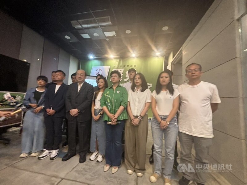 民進黨立法院黨團總召柯建銘(前左3)26日在民進黨新竹市黨部與多名黨籍市議員一同出面向支持者致意,柯建銘說,他必須承認失敗,也尊重這個結果。中央社記者郭宣彣攝 114年7月26日