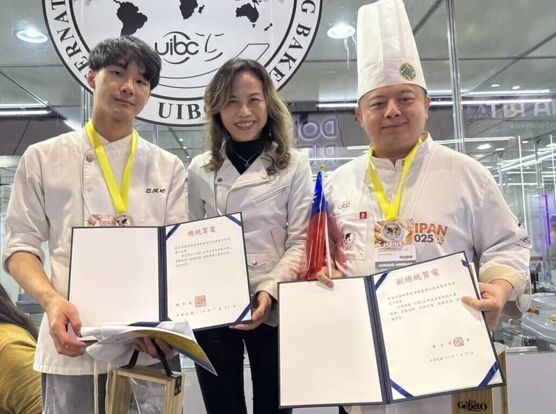 台灣青年西點師李哲瑋（左）25日在巴西聖保羅2025年UIBC世界盃青年西點大賽榮獲銀牌，獲得總統及副總統賀電肯定。（駐聖保羅經文處提供）中央社記者唐雅陵聖保羅傳真　　114年07月26日
