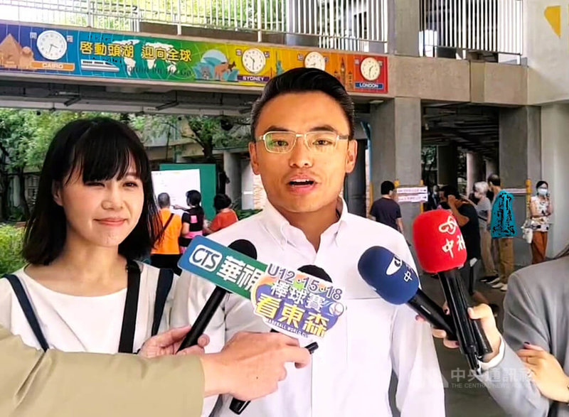 第11屆立法委員及新竹市第11屆市長罷免案26日投開票,國民黨立委洪孟楷(中)上午投票後接受媒體聯訪表示,看到各地投票的人很多,大家都想在這次投票表達主張,希望大家一起努力讓台灣更好。中央社記者王鴻國攝 114年7月26日