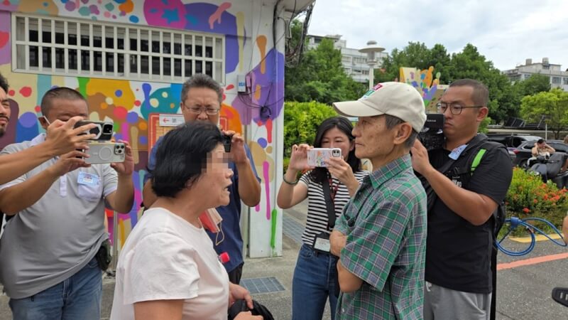 立委罷免投票26日登場,「葉霸」葉春蓮(前右)上午到花蓮市投票所投票前遭一名婦人攔阻,兩人在言語上數度針鋒相對,雖有些微肢體碰觸,所幸並未釀成衝突。中央社記者黃名璽攝 114年7月26日