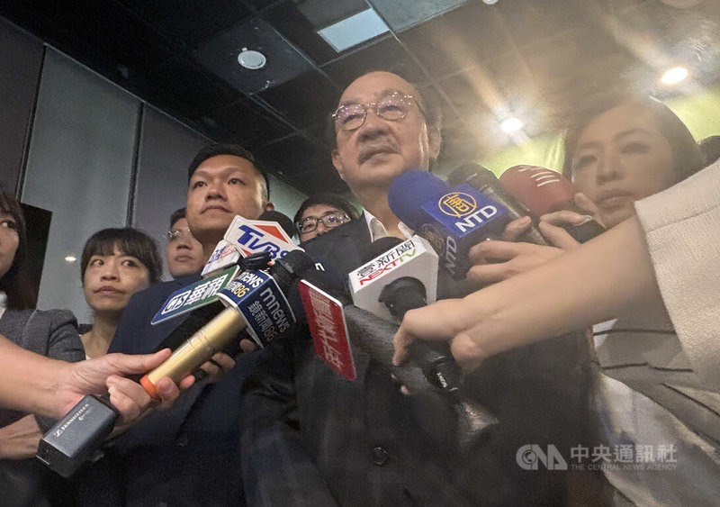 新竹雙罷皆未能通過，民進黨立法院黨團總召柯建銘（右2）26日受訪表示，尊重這個結果，失敗的人沒有悲觀的權利，但仍會堅定捍衛民主的價值與決心。中央社記者郭宣彣攝  114年7月26日