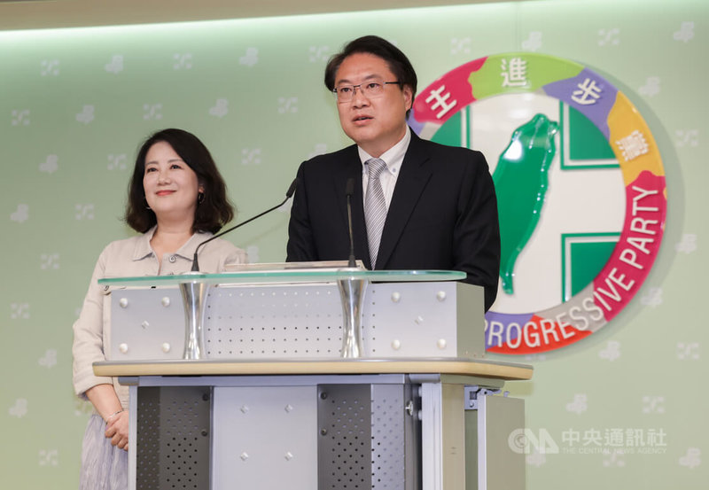 首波大罷免結果26日傍晚起陸續揭曉,民進黨晚間在中央黨部召開記者會,由黨秘書長林右昌(右)與立院黨團幹事長吳思瑤(左)出席發表談話。中央社記者裴禛攝 114年7月26日