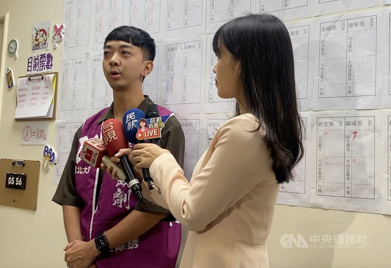 國民黨籍立委李彥秀26日傍晚自行宣布罷免未通過，罷團「港湖除銹」晚間近6時也出面自行宣布罷免失敗。罷團發言人Jason（左）受訪時對結果表示遺憾。中央社記者吳欣紜攝  114年7月26日