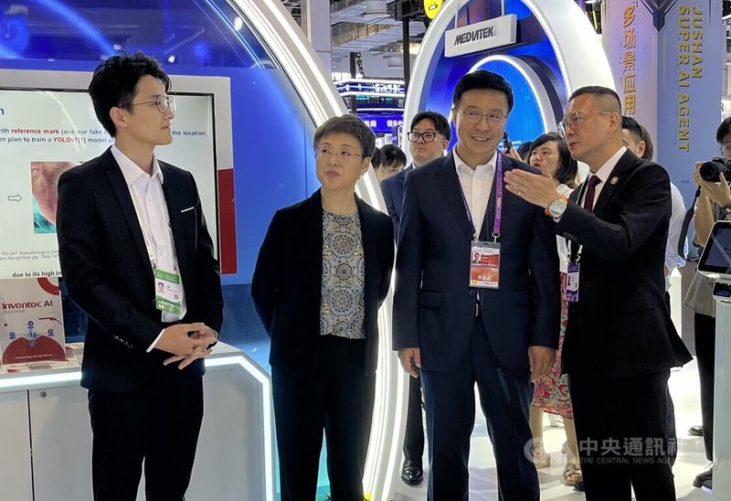 2025世界人工智能大會(WAIC)首度設置兩岸展區,中國大陸國務院台灣事務辦公室副主任趙世通(右2)、上海市台辦主任金梅(左2)聆聽數字王國集團執行董事孫大千(右1)對於虛擬人鄧麗君的介紹。中央社記者李雅雯上海攝 114年7月26日