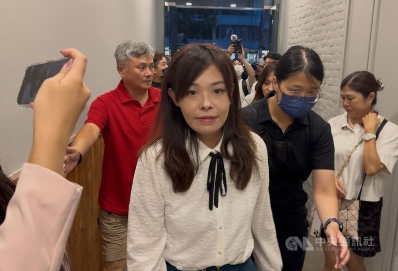 停職中的新竹市長高虹安（前中）26日成功挺過罷免危機，晚間在支持者簇擁下進入反罷總部，隨後向眾人宣布罷免案不通過。中央社記者魯鋼駿攝 114年7月26日