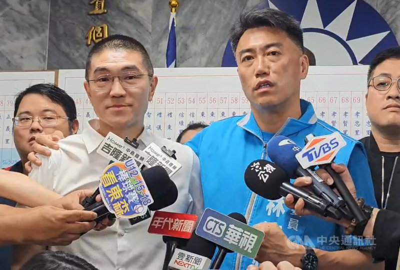 國民黨立委林沛祥(前右)挺過罷免危機,26日晚間在基隆市長謝國樑(前左)等陪同下現身國民黨基隆市黨部,林沛祥哽咽表示,感謝「惜情」的基隆人再次肯定他。中央社記者王朝鈺攝 114年7月26日