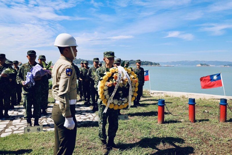 適逢大二膽戰役75週年，陸軍金門防衛指揮部26日在大膽島舉行紀念大會，大會結束後，金防部指揮官黃先任中將（左2）率官兵前往大二膽戰役紀念碑獻花。（金防部提供）中央社記者吳玟嶸傳真 114年7月26日