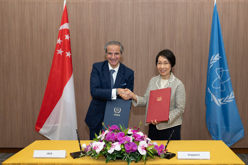 新加坡永續發展與環境部長傅海燕（右）與國際原子能總署（IAEA）署長葛羅西（左）25日簽署備忘錄，盼加強區域核相關能力建設。（新加坡永續發展與環境部提供）中央社記者吳昇鴻新加坡傳真　114年7月26日