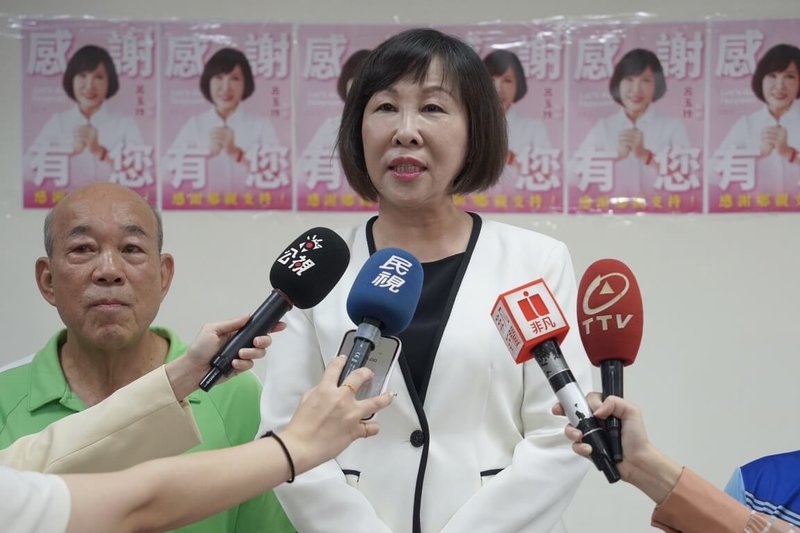 大罷免首波投票結果陸續明朗,國民黨籍桃園市立委呂玉玲(右)26日傍晚自行宣布罷免不通過,也感謝所有支持者相挺。(立委呂玉玲辦公室提供)中央社記者吳睿騏桃園傳真  114年7月26日