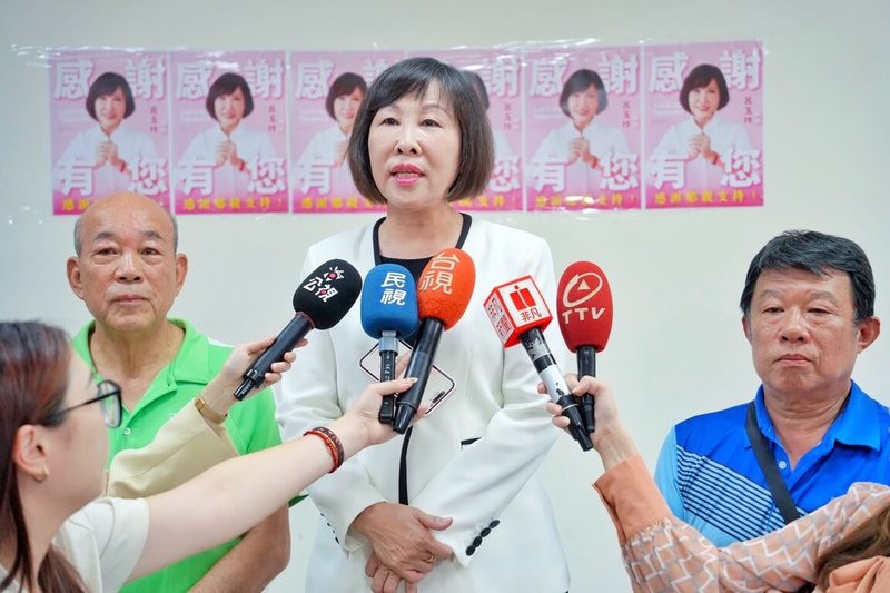 國民黨籍桃園市立委呂玉玲（中）26日傍晚自行宣布罷免不通過，她說，未來會一本初衷、繼續為地方服務，爭取建設跟服務的績效。（立法委員呂玉玲辦公室提供）中央社記者吳睿騏桃園傳真  114年7月26日