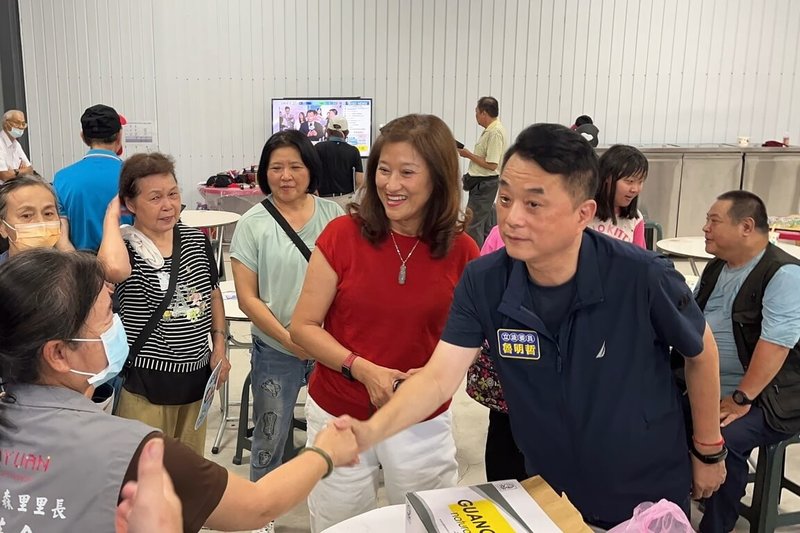 國民黨籍立委魯明哲（前右）罷免案不通過。魯明哲26日在罷免結果出爐後向支持者表示感謝，指出未來會更加努力不負所託，他希望惡罷造成社會撕裂能盡快撫平，團結建設美好的中壢。（立法委員魯明哲辦公室提供）中央社記者吳睿騏桃園傳真  114年7月26日
