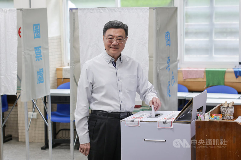 24名國民黨立委與遭停職的新竹市長高虹安罷免案26日投開票，行政院長卓榮泰（圖）上午前往台北市三民國中投開票所投票。中央社記者裴禛攝　114年7月26日